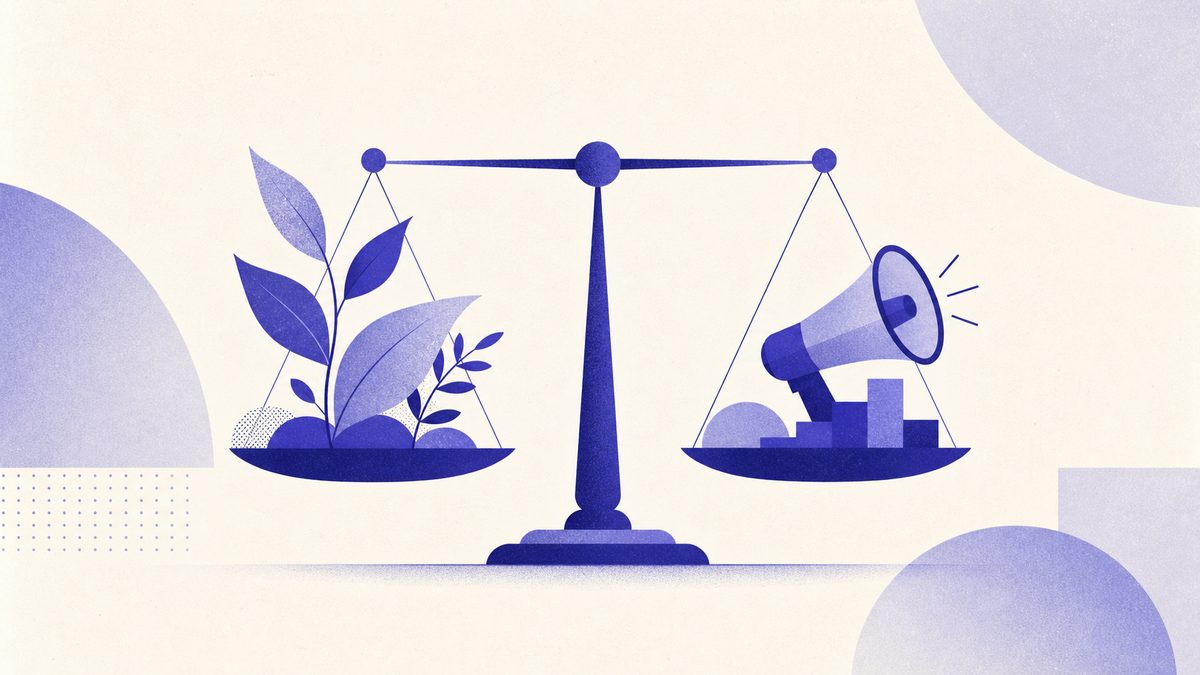 Illustrazione: bilancia tra crescita organica e annuncio a pagamento