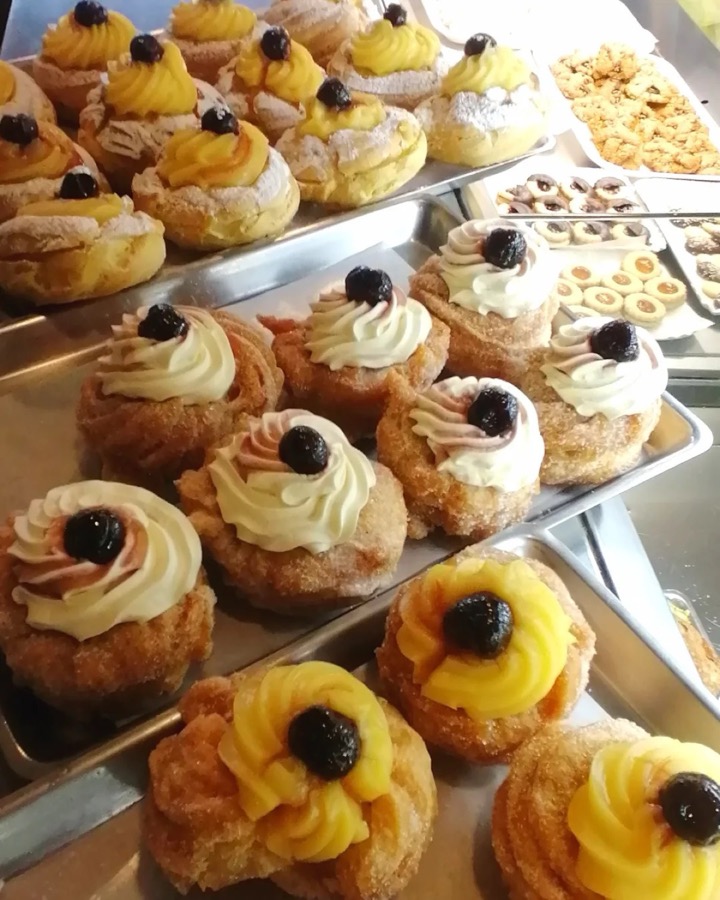 Vetrina di mignon e pasticcini freschi alla Pasticceria Adriatica
