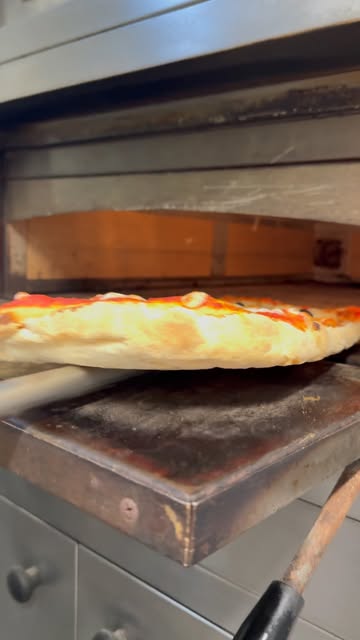 Diciottozerozero - foto reale di una pizza alla pala