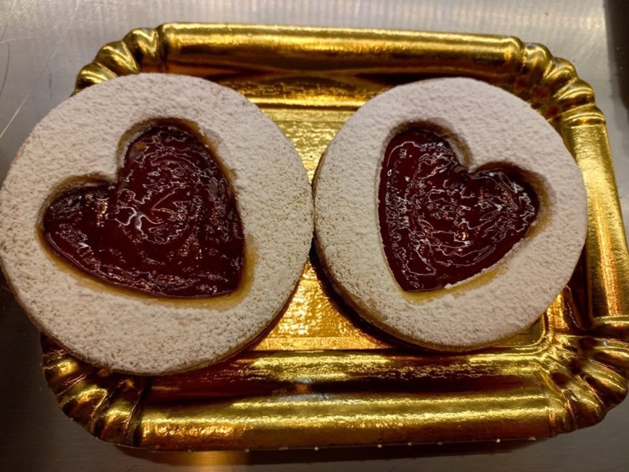 Biscotti a cuore ricoperti di cioccolato