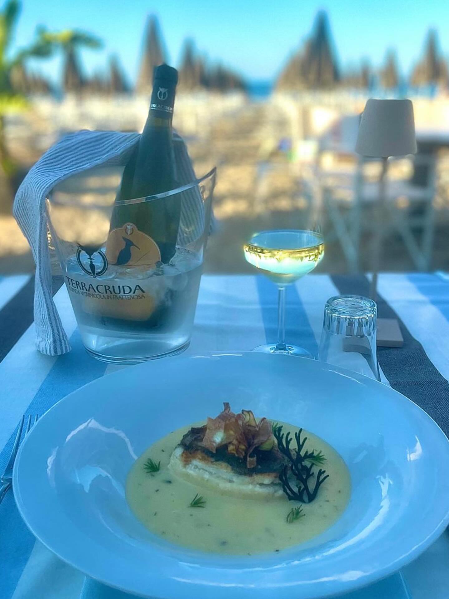 Un tavolo in riva al mare da RistoranTino